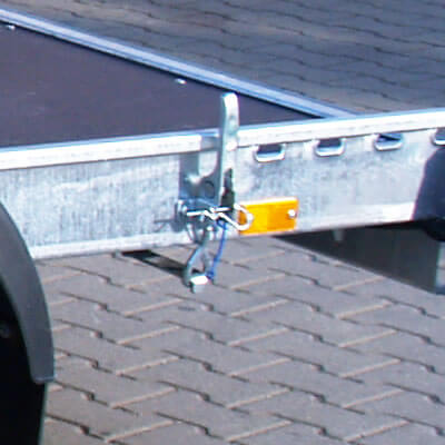 Quick locks of loading platforms protected against inadvertent unlocking