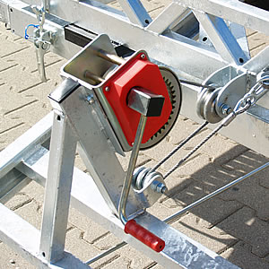 A robust rope winch with an automatic brake, provided with a system of bearing-installed roller for more smooth operation.