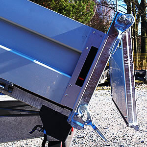 The rear, swivelling flap may be used during tipping and open for other loading purposes
